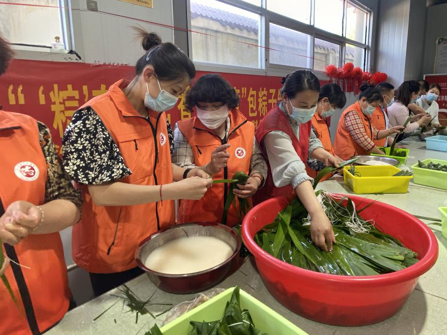 青口供電所黨支部聯(lián)合生產(chǎn)生活服務(wù)中心分會(huì)、黃沙坨社區(qū)，共同舉辦“悠悠艾草香 濃濃端午情”系列活動(dòng)。.png